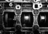 Skyactiv-G, Skyactiv-X i diesle Mazdy: który silnik wybrać i jak uniknąć kosztownych usterek Czarno-białe zbliżenie metalowego wału korbowego silnika Mazdy
