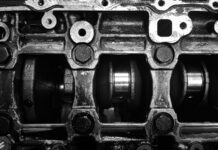 Skyactiv-G, Skyactiv-X i diesle Mazdy: który silnik wybrać i jak uniknąć kosztownych usterek Czarno-białe zbliżenie metalowego wału korbowego silnika Mazdy