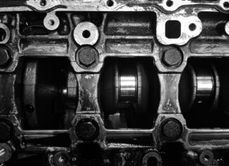 Skyactiv-G, Skyactiv-X i diesle Mazdy: który silnik wybrać i jak uniknąć kosztownych usterek Czarno-białe zbliżenie metalowego wału korbowego silnika Mazdy