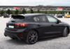 Citroën Xsara i Xsara Picasso – stare, ale jare? Czarny hatchback Citroëna zaparkowany na dużym, otwartym parkingu