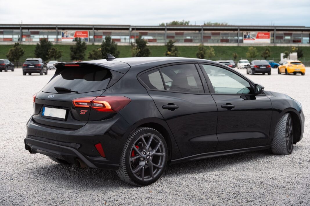 Czarny hatchback Citroëna zaparkowany na dużym, otwartym parkingu Czarny hatchback Citroëna zaparkowany na dużym, otwartym parkingu