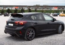 Citroën Xsara i Xsara Picasso – stare, ale jare? Czarny hatchback Citroëna zaparkowany na dużym, otwartym parkingu