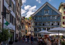 Weekend w europejskim mieście krok po kroku: jak zaplanować tani city break, żeby naprawdę odpocząć Letnie kawiarniane ogródki na tętniącej życiem ulicy w Zurychu