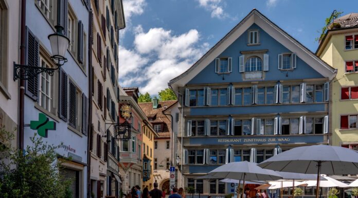 Weekend w europejskim mieście krok po kroku: jak zaplanować tani city break, żeby naprawdę odpocząć Letnie kawiarniane ogródki na tętniącej życiem ulicy w Zurychu