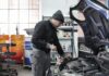 Jak tanio serwisować Peugeot 1.6 HDi – lista słabych punktów i profilaktyka na lata Mechanik sprawdza silnik Peugeot w warsztacie
