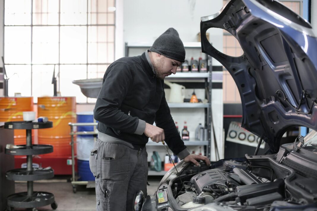 Mechanik sprawdza silnik Peugeot w warsztacie