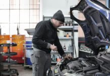 Jak tanio serwisować Peugeot 1.6 HDi – lista słabych punktów i profilaktyka na lata Mechanik sprawdza silnik Peugeot w warsztacie