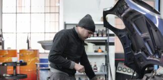 Mechanik sprawdza silnik Peugeot w warsztacie