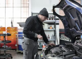 Mechanik sprawdza silnik Peugeot w warsztacie
