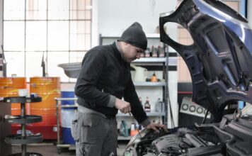 Mechanik sprawdza silnik Peugeot w warsztacie