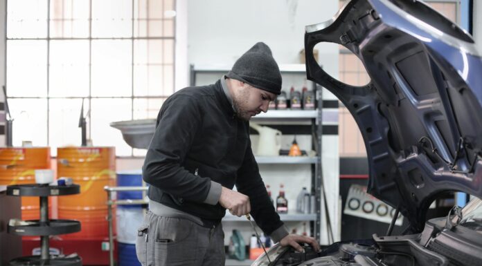 Jak tanio serwisować Peugeot 1.6 HDi – lista słabych punktów i profilaktyka na lata Mechanik sprawdza silnik Peugeot w warsztacie