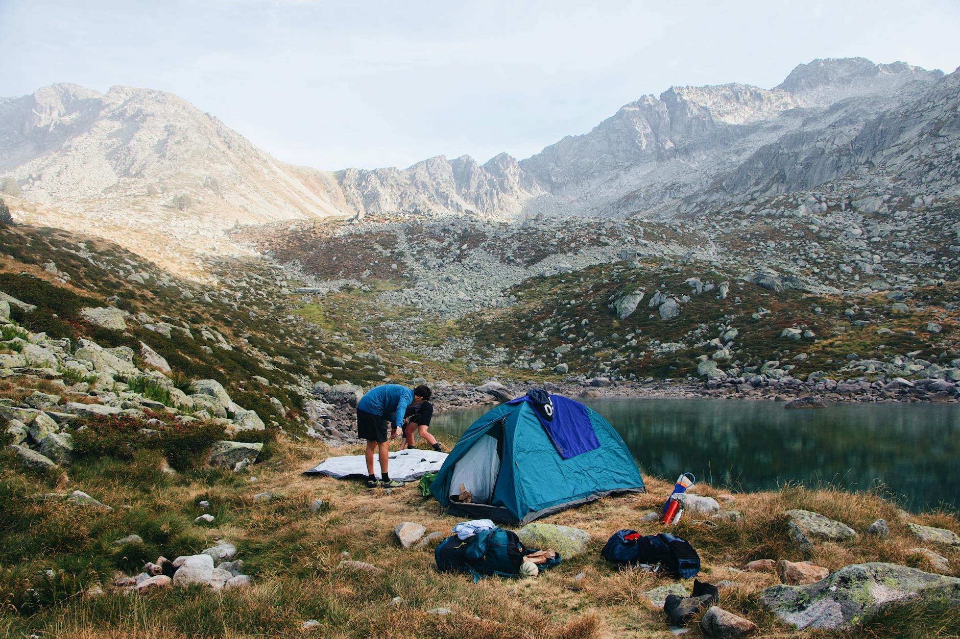 Namiot nad spokojnym jeziorem u stóp gór w Barèges we Francji