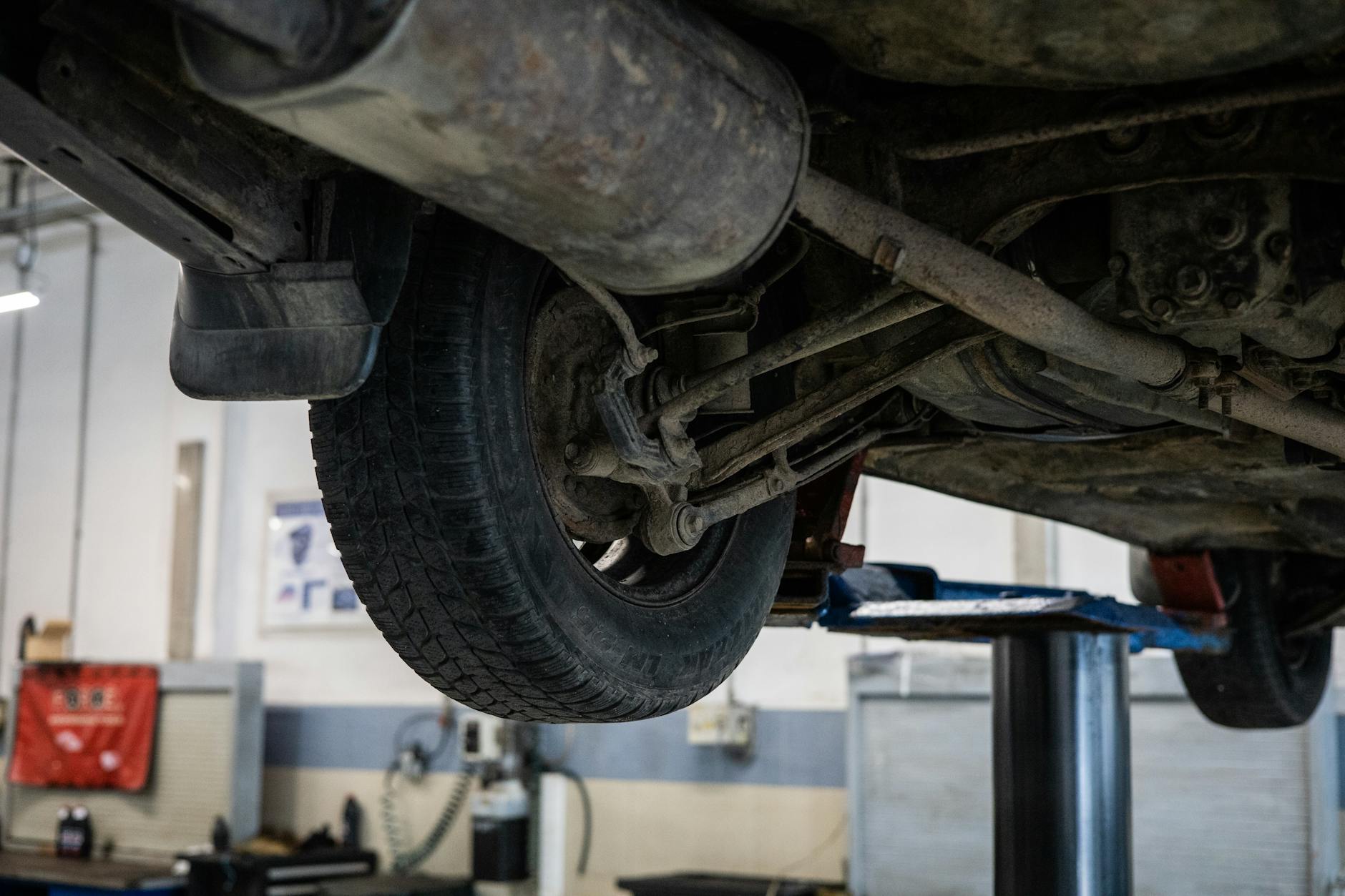 Oględziny podwozia Subaru na podnośniku w serwisie