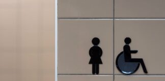 Tabliczka toalety dostępnej i neutralnej płciowo z symbolem wózka