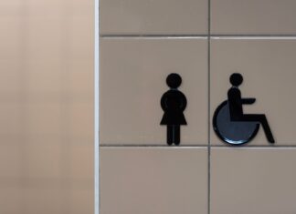 Tabliczka toalety dostępnej i neutralnej płciowo z symbolem wózka