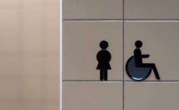 Tabliczka toalety dostępnej i neutralnej płciowo z symbolem wózka