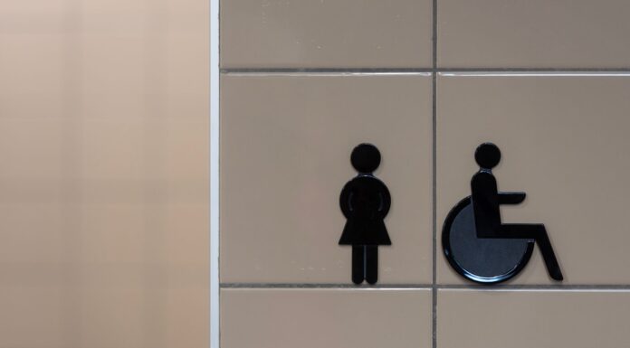 Tabliczka toalety dostępnej i neutralnej płciowo z symbolem wózka