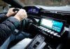Nissan e‑Power w praktyce – jak działa ten napęd, ile realnie pali w mieście i czy zastąpi klasyczną hybrydę Wnętrze Nissana e‑Power z kierowcą trzymającym kierownicę