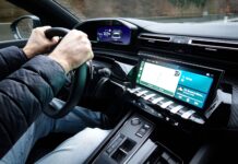 Nissan e‑Power w praktyce – jak działa ten napęd, ile realnie pali w mieście i czy zastąpi klasyczną hybrydę Wnętrze Nissana e‑Power z kierowcą trzymającym kierownicę