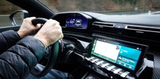 Wnętrze Nissana e‑Power z kierowcą trzymającym kierownicę