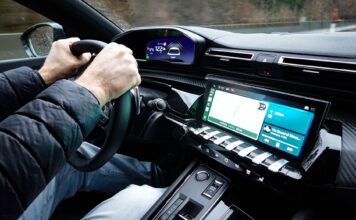Nissan e‑Power w praktyce – jak działa ten napęd, ile realnie pali w mieście i czy zastąpi klasyczną hybrydę Wnętrze Nissana e‑Power z kierowcą trzymającym kierownicę