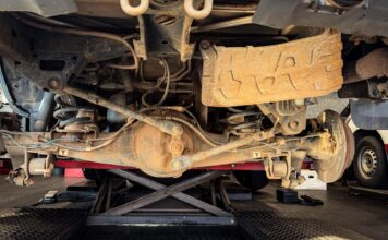Jak zadbać o lakier i podwozie Subaru by nie poddało się korozji praktyczny poradnik dla aut z importu i z Polski Zardzewiałe zawieszenie Subaru oglądane w warsztacie podczas naprawy
