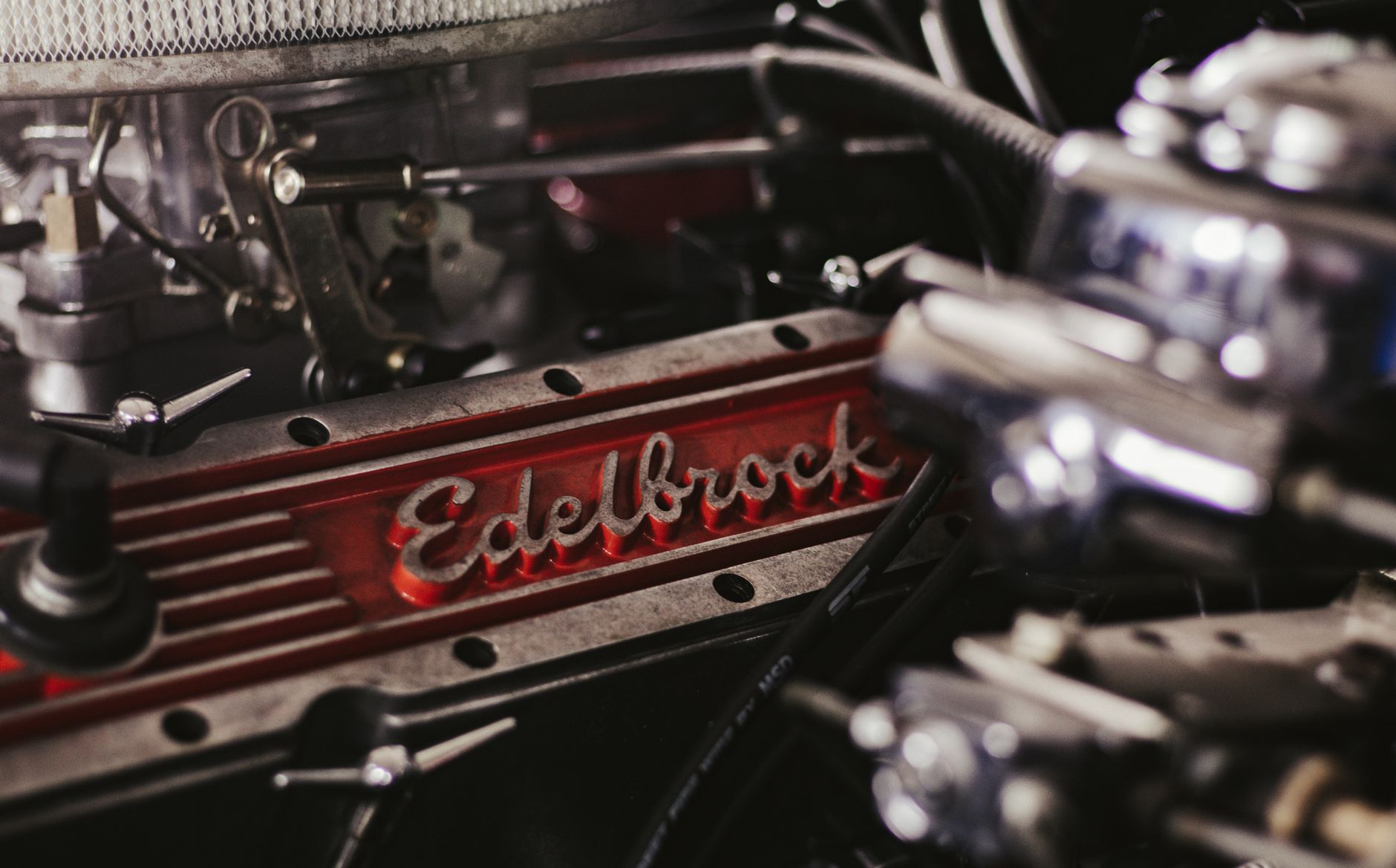 Zbliżenie na sportowy silnik samochodowy z elementem Edelbrock