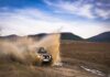 Jak zadbać o napęd 4×4 w Jeepie, by nie zabić przekładni i reduktora – praktyczny poradnik obsługi napędów terenowych Jeep terenowy rozbryzguje błoto podczas jazdy offroadowej