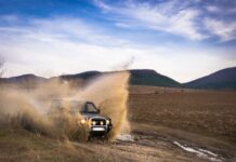 Jak zadbać o napęd 4×4 w Jeepie, by nie zabić przekładni i reduktora – praktyczny poradnik obsługi napędów terenowych Jeep terenowy rozbryzguje błoto podczas jazdy offroadowej