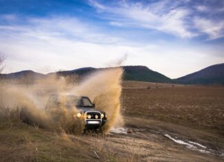 Jeep terenowy rozbryzguje błoto podczas jazdy offroadowej