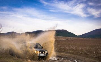 Jak zadbać o napęd 4×4 w Jeepie, by nie zabić przekładni i reduktora – praktyczny poradnik obsługi napędów terenowych Jeep terenowy rozbryzguje błoto podczas jazdy offroadowej