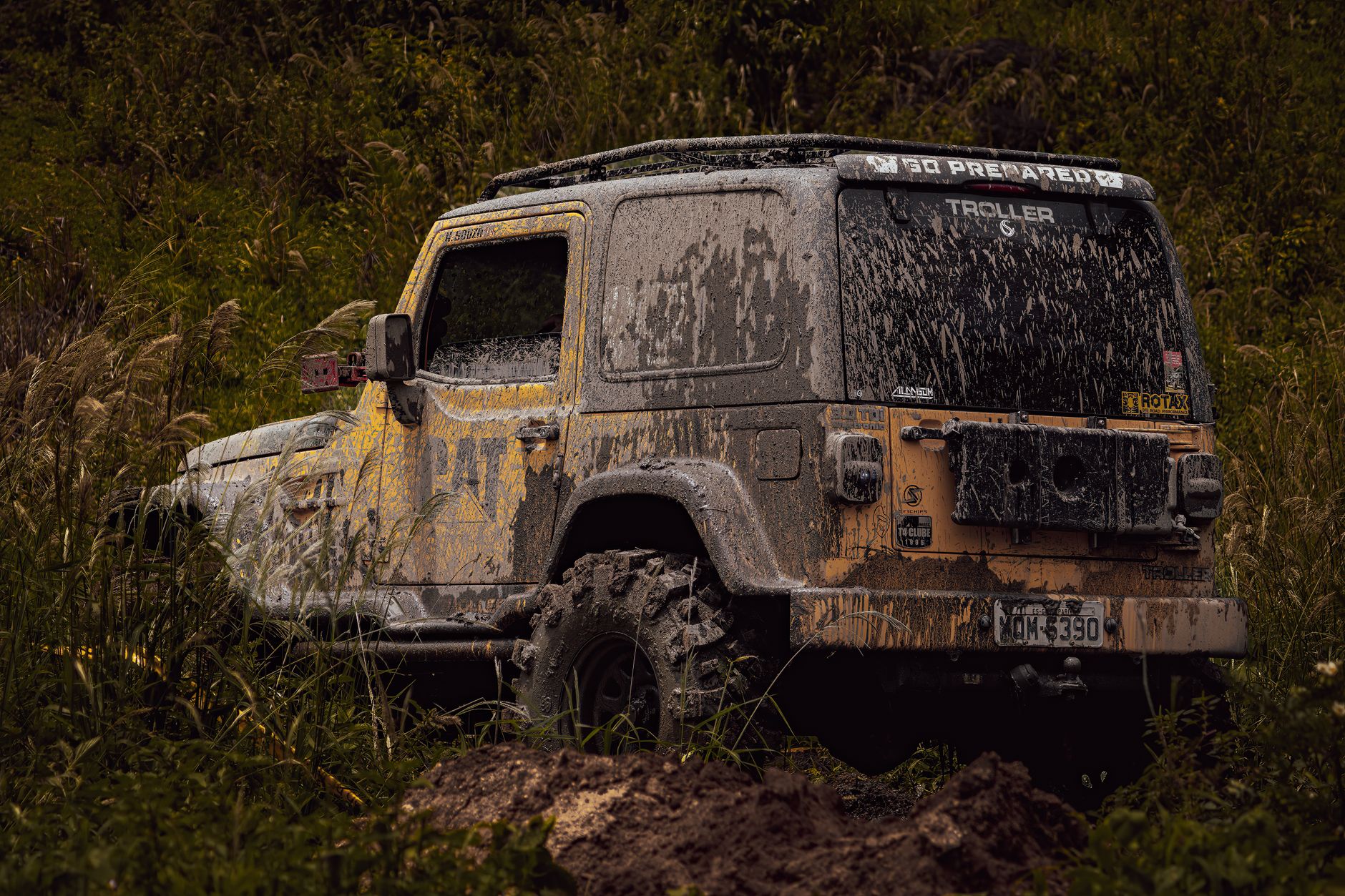 Jeep terenowy ubłocony podczas jazdy w gęstym lesie