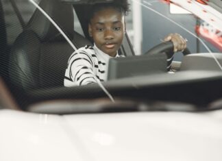 Które używane Volvo do 40 tysięcy zł jest najlepszym wyborem dla młodego kierowcy szukającego bezpiecznego auta Młoda kierowczyni prowadzi samochód, widok z wnętrza na kierownicę