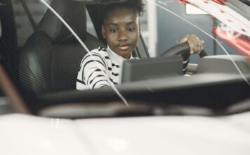 Które używane Volvo do 40 tysięcy zł jest najlepszym wyborem dla młodego kierowcy szukającego bezpiecznego auta Młoda kierowczyni prowadzi samochód, widok z wnętrza na kierownicę