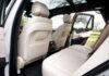 Luksusowe wnętrze SUV-a BMW ze skórzanymi fotelami i panoramicznym dachem