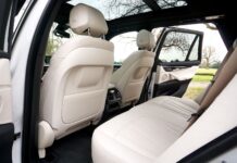Aston Martin DBX kontra luksusowe SUV-y konkurencji – porównanie dla wymagających rodzin Luksusowe wnętrze SUV-a BMW ze skórzanymi fotelami i panoramicznym dachem