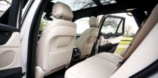 Luksusowe wnętrze SUV-a BMW ze skórzanymi fotelami i panoramicznym dachem
