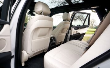 Luksusowe wnętrze SUV-a BMW ze skórzanymi fotelami i panoramicznym dachem