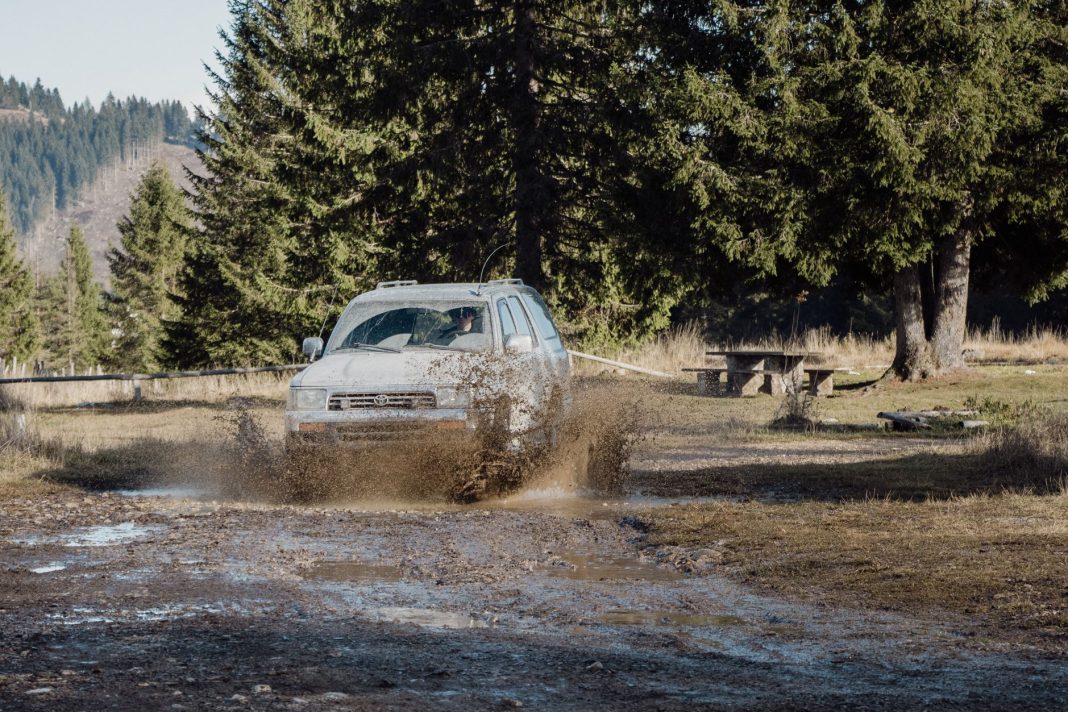 Toyota 4Runner na błotnistym szlaku off-road w regionie Veneto, Włochy