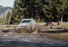 Jeep Grand Cherokee czy Wrangler? Porównanie dla kierowcy rodzinnego i fana off-roadu Toyota 4Runner na błotnistym szlaku off-road w regionie Veneto, Włochy