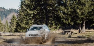 Jeep Grand Cherokee czy Wrangler? Porównanie dla kierowcy rodzinnego i fana off-roadu Toyota 4Runner na błotnistym szlaku off-road w regionie Veneto, Włochy