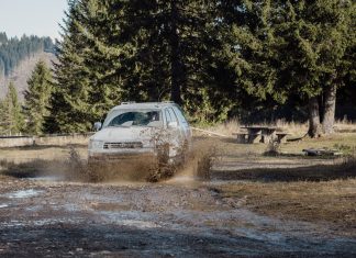 Jeep Grand Cherokee czy Wrangler? Porównanie dla kierowcy rodzinnego i fana off-roadu Toyota 4Runner na błotnistym szlaku off-road w regionie Veneto, Włochy