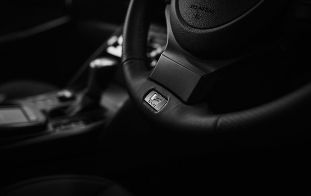 Zbliżenie kierownicy Lexus