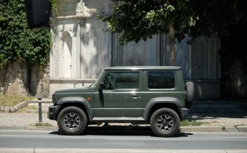 Suzuki S-Cross używany – które roczniki i wersje silnikowe wybrać? Zielone Suzuki 4x4 zaparkowane na słonecznej miejskiej ulicy
